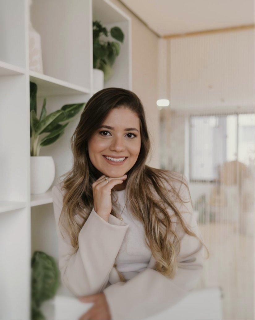 Dra. Tatiana Pelegrini em seu consultório